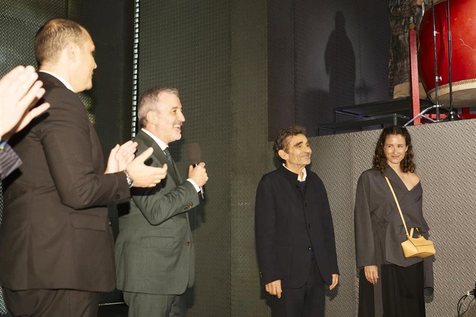 El alcalde de Barcelona, Jaume Collboni; el conseller de Presidencia, Albert Dalmau, y el diseñador Adolfo Domínguez durante el acto de homenaje en la 080
