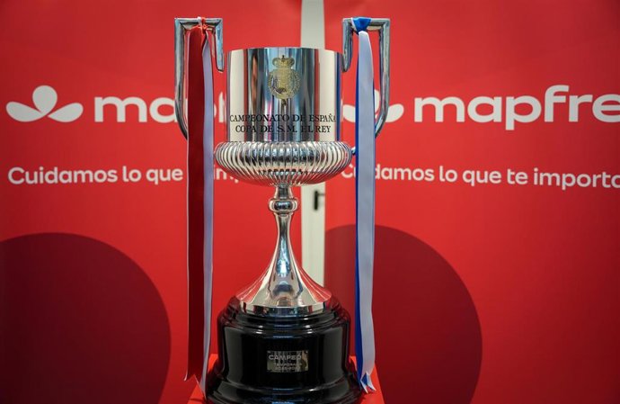 El trofeo de la Copa del Rey Mapfre a su llegada al Edificio Mapfre.