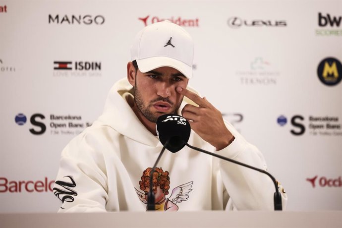 El español Carlos Alcaraz comparece en rueda de prensa para anunciar su retirada del Barcelona Open Banc Sabadell-Conde de Godó 2026, en el Real Club de Tenis Barcelona, el 15 de abril de 2026, en Barcelona