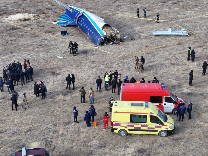 Archivo - AKTAU, Dec. 25, 2024  -- An aerial drone photo taken on Dec. 25, 2024 shows the plane crash site near Aktau, Kazakhstan. A passenger plane operated by Azerbaijan Airlines from Baku to Grozny crashed near the Kazakh city of Aktau on Wednesday, Ka
