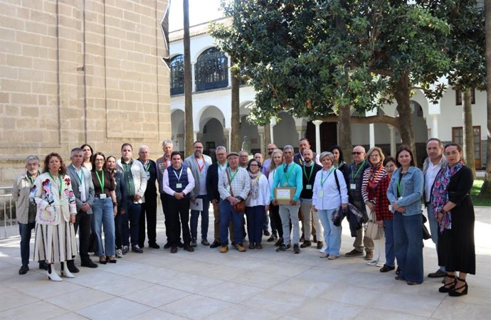 Entrega de las firmas para pedir la conversión de la A-306 en autovía.