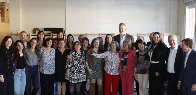 Sus Majestades los Reyes acompañados de las autoridades y de las mujeres que se encontraban en el Aula de “Arteterapia”