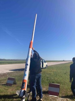 Un CanSat es una simulación de un satélite real, integrado dentro del volumen y la forma de una lata de refresco. El desafío para los estudiantes es adaptar todos los subsistemas principales que se encuentran en un satélite a este espacio tan reducido.