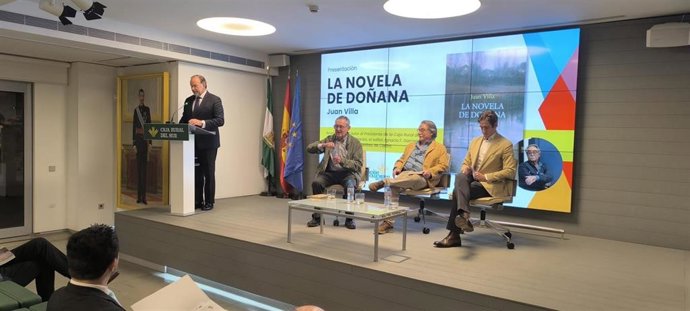 Presentación de 'La novela de Doñana', de Juan Villa, en la Fundación Caja Rural del Sur en Sevilla.