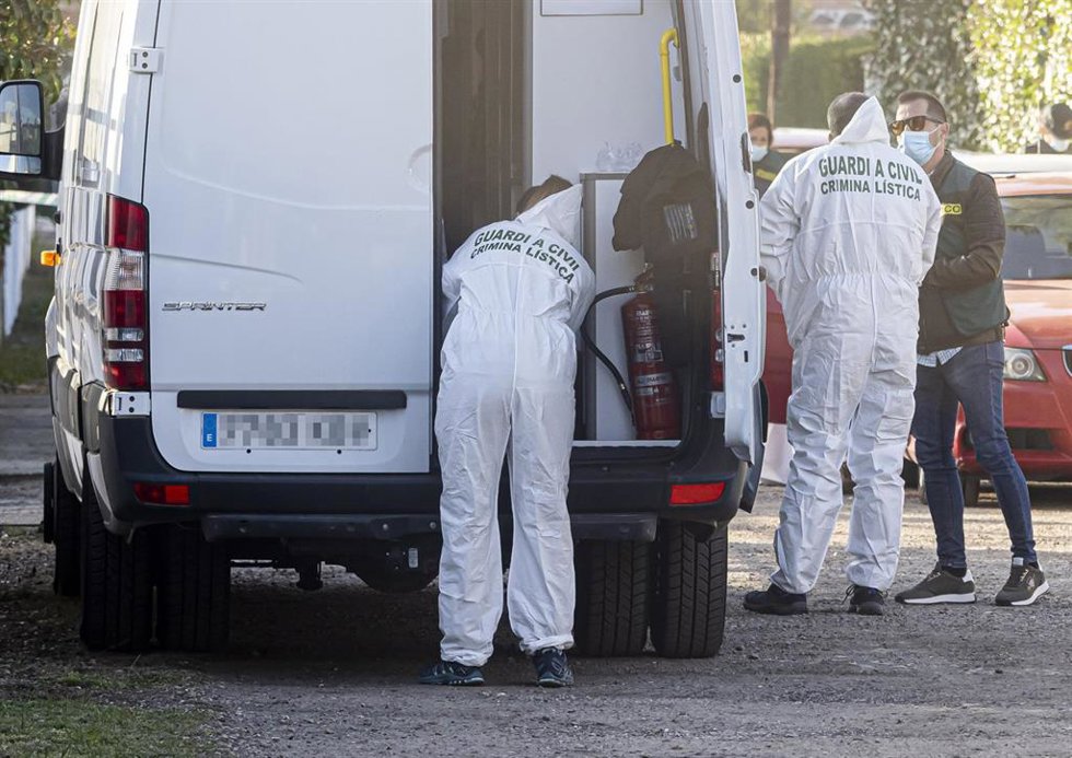 Archivo - Varios agentes de la Guardia Civil Criminalística, en las inmediaciones del chalé de Óscar S.,  único encausado por el caso y último amigo que vio con vida a Esther López. 