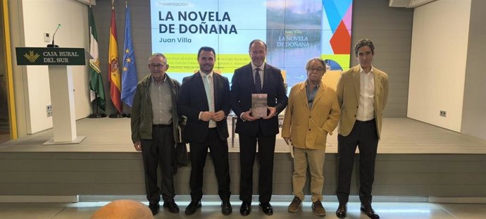 Foto de familia con motivo de la presentación en la sede de la Fundación Caja Rural del Sur en Sevilla de la nueva obra de Juan Villa, 'La novela de Doñana'.