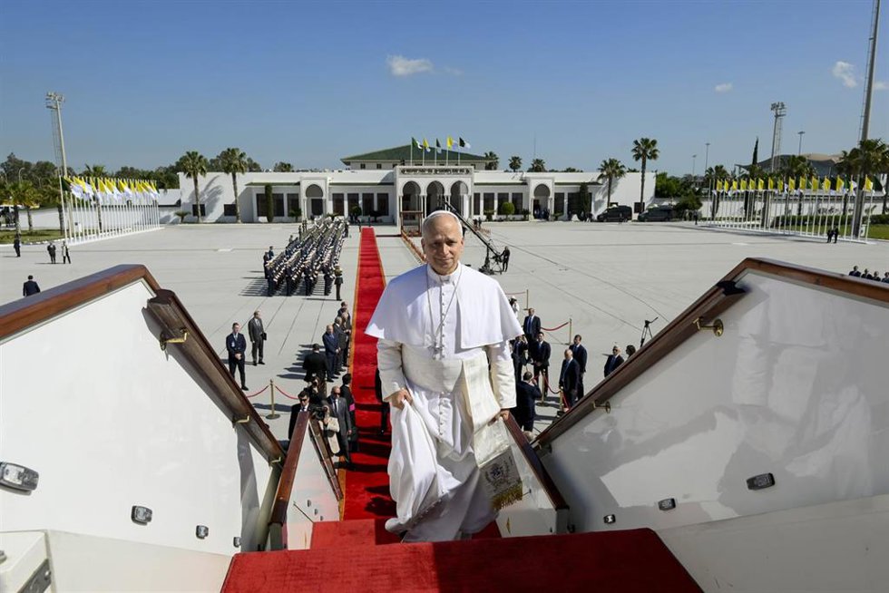 El Papa antes de partir desde Argelia a Camerún.