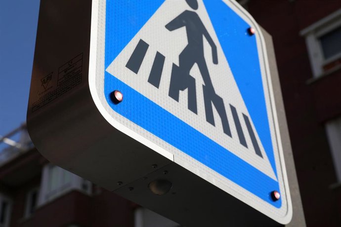 Archivo - El primer paso de peatones inteligente con tecnología led llega a Madrid.