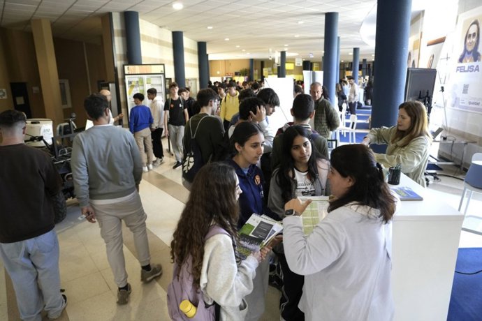 Imagen de algunos de los stand informativos en el Campus de Rabanales.