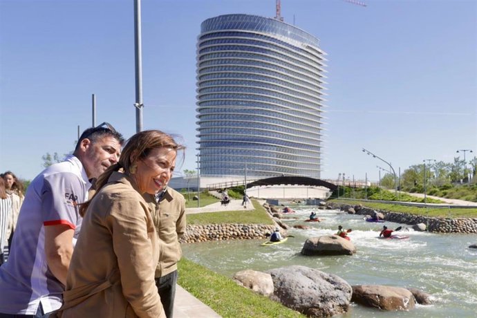 La alcaldesa de Zaragoza, Natalia Chueca, visita el Canal de Aguas Bravas del Parque del Agua,cuya explotación se adjudicará a una empresa del Grupo Océano Atlántico