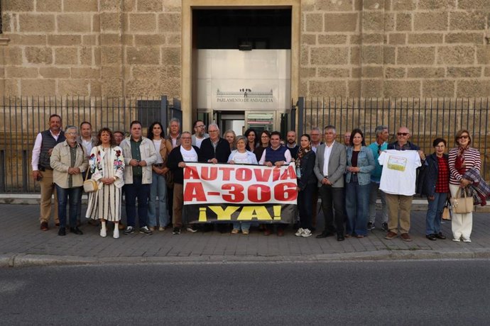 Candidatos del PSOE de Córdoba y Jaén apoyan en el Parlamento andaluz a la plataforma que reclama la conversión en autovía de la A-306.