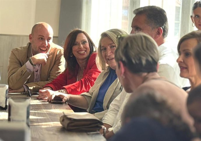 La cabeza de lista del PP de Granada a las elecciones del 17 de mayo, Rocío Díaz, acompañada por el presidente local de los populares de Ogíjares, Estéfano Polo, en un encuentro con vecinos de la localidad.