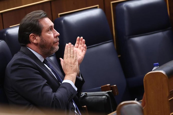 El ministro de Transportes, Óscar Puente, durante un pleno en el Congreso de los Diputados, a 15 de abril de 2026, en Madrid (España). 