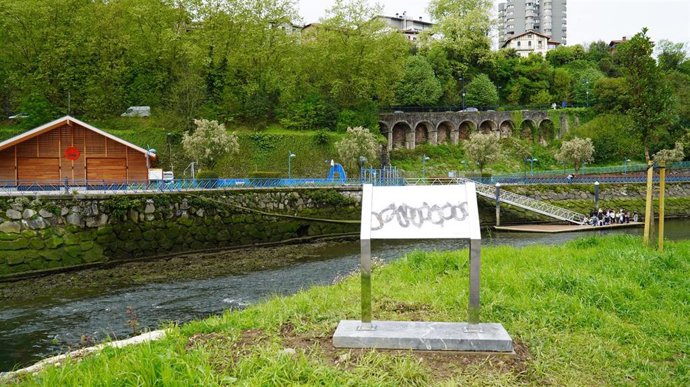 Ayuntamiento de Errenteria ha colocado en Altzate la obra 'La proteína de la memoria' de Ainhoa Redondo