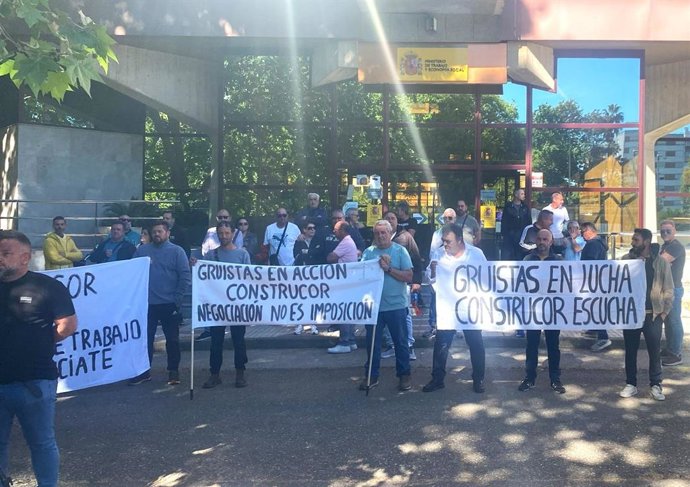 Los gruistas se concentran ante la Inspección de Trabajo y le piden celeridad en investigar denuncias por vulneración del derecho de huelga.