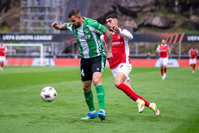 08 April 2026, Portugal, Braga: Real Betis' Aitor Ruibal (L) and SC Braga's Gabri Martinez battle for the ball during the UEFA Europa League Quarter-Final first Leg soccer match between SC Braga and Real Betis Balompie at Estadio Municipal de Braga. Photo
