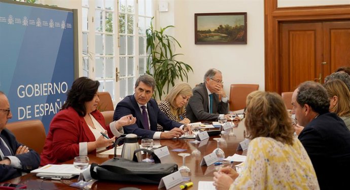 Archivo - Reunión de la Comisión Regional de Seguimiento del Plan de Fomento del Empleo Agrario (PFEA) presidida por el delegado del Gobierno en Andalucía, Pedro Fernández.