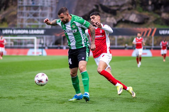 08 April 2026, Portugal, Braga: Real Betis' Aitor Ruibal (L) and SC Braga's Gabri Martinez battle for the ball during the UEFA Europa League Quarter-Final first Leg soccer match between SC Braga and Real Betis Balompie at Estadio Municipal de Braga. Photo