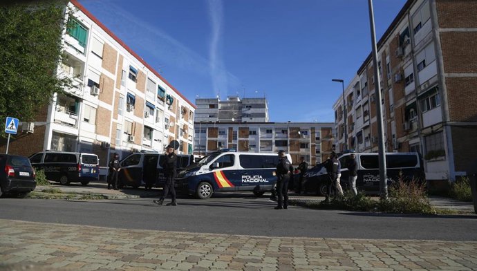 Efectivos de la Policía Nacional en el barrio de La Fuensanta de Córdoba tras el asesinato de la mujer.