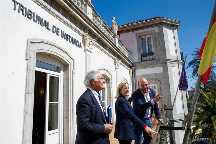La consejera de Justicia, Isabel Urrutia, y el alcalde de Laredo, Miguel González, visitan el Tribunal de Instancia del municipio