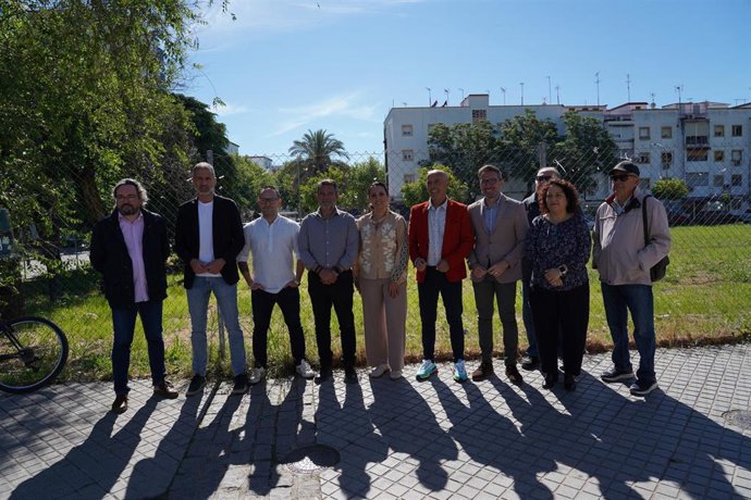 El portavoz socialista en el Ayuntamiento de Córdoba, Antonio Hurtado, junto a otros miembros de la formación.