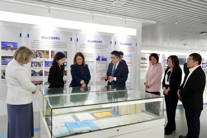 La rectora de la Universidad San Jorge ha firmado en Hangzhou (China) un acuerdo para la creación de este laboratorio en colaboración con empresas líderes del sector: Leapmotor, National Graphene Innovation Center (NGIC) y Ronbay Technology.