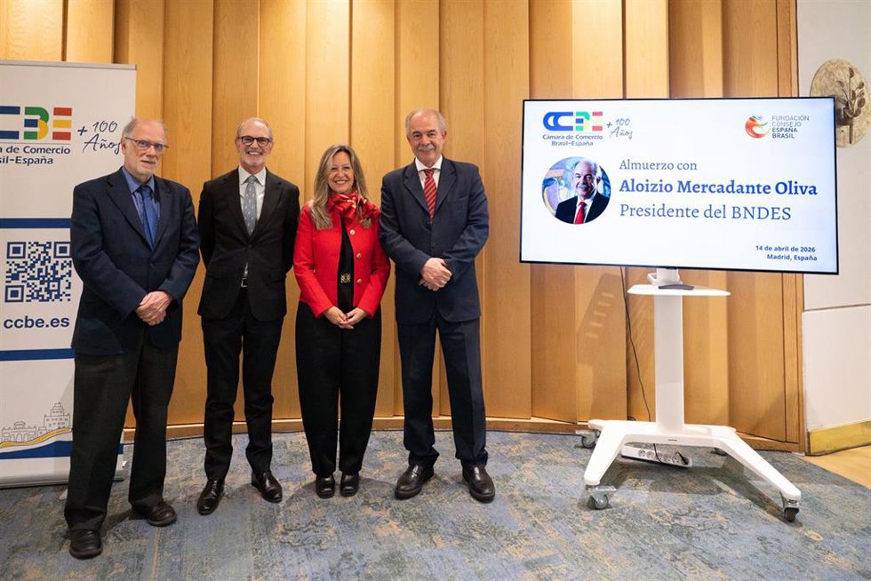 El presidente del Banco Nacional de Desenvolvimento Econômico e Social (BNDES), Aloizio Mercadante (derecha), junto a otros ponentes en el encuentro organizado por la Cámara de Comercio Brasil-España (CCBE) y la Fundación Consejo España-Brasil (FCEB).
