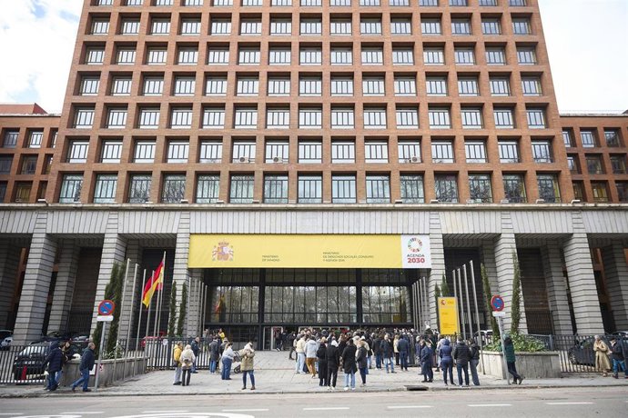 Archivo - La ministra de Sanidad atiende a los medios de comunicación con motivo de las pruebas de Formación Sanitaria Especializada, en el exterior del Ministerio de Sanidad, a 24 de enero de 2026,.