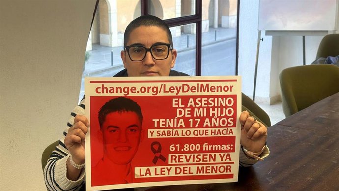 Silvia Guerrero, madre de Juan, con las firmas recogidas.