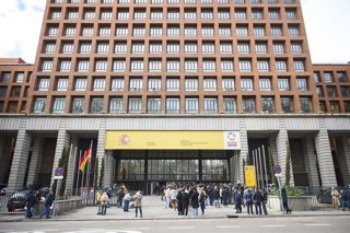 Archivo - La ministra de Sanidad atiende a los medios de comunicación con motivo de las pruebas de Formación Sanitaria Especializada, en el exterior del Ministerio de Sanidad, a 24 de enero de 2026, en Madrid (España). Según datos del Ministerio de Sanida