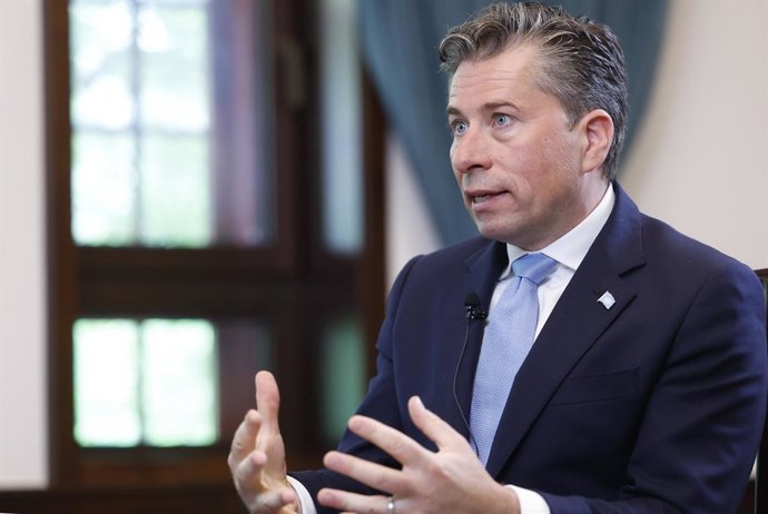 Archivo - Arquivo - PEQUIM, 27 de abril de 2025  -- O subsecretário-geral da ONU para Assuntos Humanitários e coordenador de Ajuda de Emergência, Tom Fletcher, concede entrevista à Xinhua em Pequim, capital da China, em 25 de abril de 2025. Os países só p