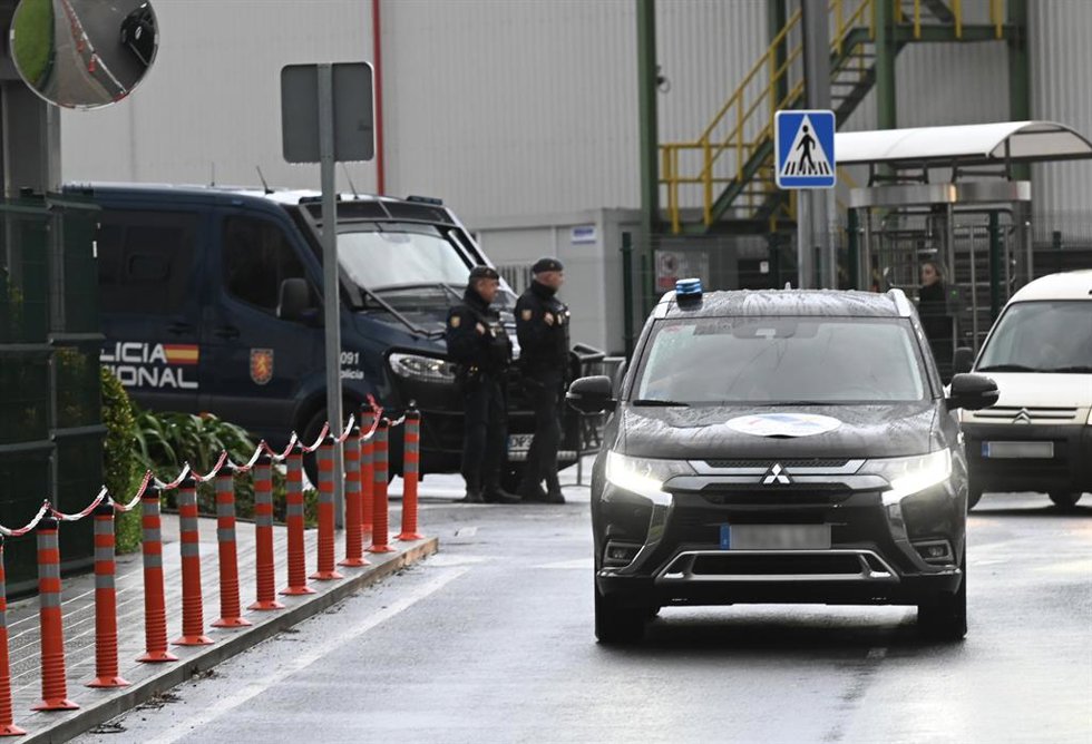 Archivo - Un coche de policía sale de la sede de Sidenor, a 10 de febrero de 2026, en Basauri, Vizcaya, País Vasco (España). Efectivos de la Policía Nacional han acudido este mediodía a la sede de Sidenor de Basauri para recabar información en relación a 