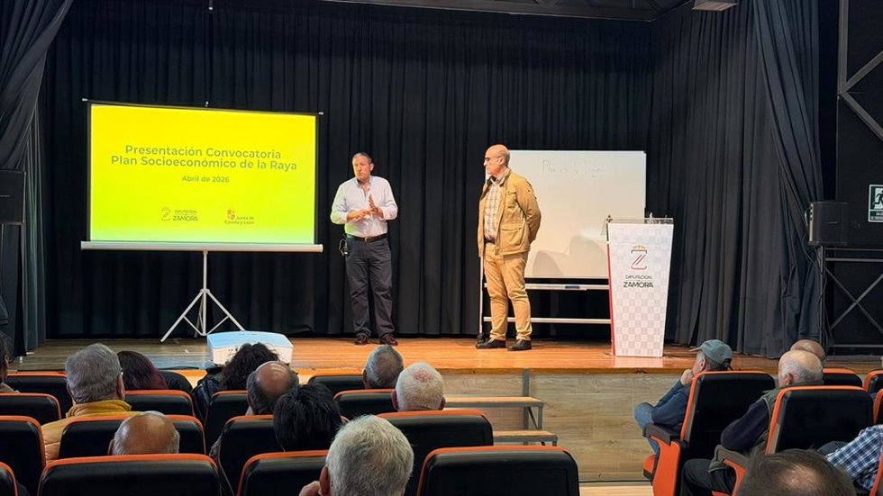 El presidente de la Diputación de Zamora, Javier Faúndez, y el delegado territorial de la Junta, Fernando Prada, en la presentación en Bermillo