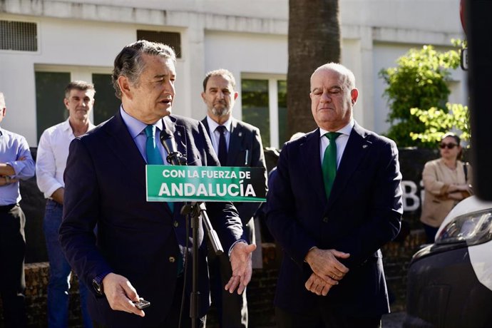 El coordinador del Área de Sanidad, Presidencia y Emergencias del PP andaluz Antonio Sanz, atiende a los medios tras la visita al centro de salud en Antequera.