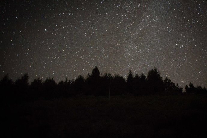 Archivo - Lluvia de Perseidas vista desde la sierra de Os Ancares, a 13 de agosto de 2023, en Lugo, Galicia (España). 