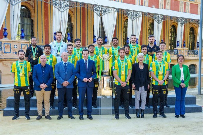El presidente de la Junta de Andalucía y candidato del PP-A a la reelección, Juanma Moreno, recibir en el Palacio de San Telmo a la plantilla, directiva y cuerpo técnico del club Jaén Paraíso Interior.