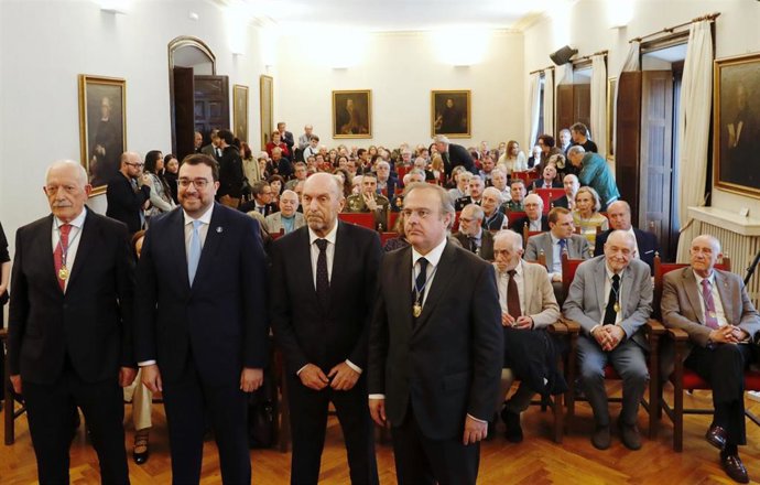 Juan Cofiño, de pie segundo por la derecha