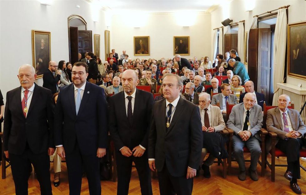 Juan Cofiño, de pie segundo por la derecha