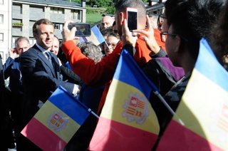 Macron saluda a ciudadanos de Andorra durante su visita al país en 2019.