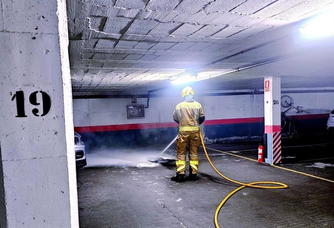 Extinguido un incendio en un garaje subterráneo de Castro Urdiales