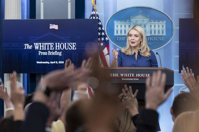 8 de abril de 2026, Washington, Distrito de Columbia, Estados Unidos: A secretária de imprensa da Casa Branca, Karoline Leavitt, fala durante uma coletiva de imprensa na Sala de Coletivas James S. Brady, na Casa Branca, em Washington, D.C., em 8 de abril 