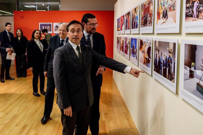 El ministro de Asuntos Exteriores, Unión Europea y Cooperación, José Manuel Albares (c) y el director general de Casa Árabe, el diplomático Miguel Moro Aguilar (d), durante la inauguración de la exposición.