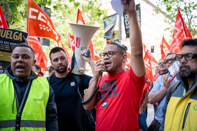 Concentración de 'riders' de Glovo convocados por Comisiones Obreras en Madrid (España).
