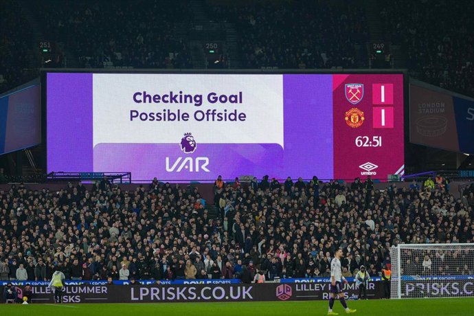 Archivo - February 10, 2026, London, England, United Kingdom: Casemiro of Manchester United has his goal ruled out for office after Video assistant referee Craig Pawson check during the Premier League match West Ham United vs Manchester United at London S