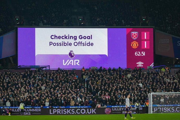 Archivo - February 10, 2026, London, England, United Kingdom: Casemiro of Manchester United has his goal ruled out for office after Video assistant referee Craig Pawson check during the Premier League match West Ham United vs Manchester United at London S