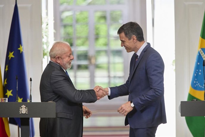 Archivo - Arxiu - El president del Govern, Pedro Sánchez (d), junt amb el president de la República Federativa de Brasil, Lula da Silva (i), després d'una roda de premsa durant un viatge oficial a Espanya, en el Palau de la Moncloa, a 26 d'abril de 2023.