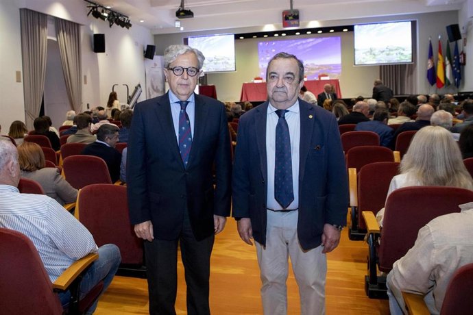 El presidente de la Diputación de Córdoba, Salvador Fuentes, en la entrega de los premios del Concurso Ibérico de AOVE Mezquita.