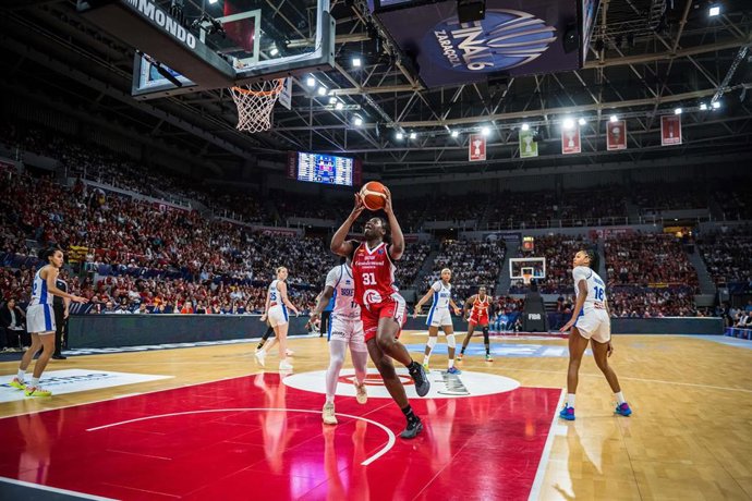 Aminata Gueye, en un partido con el Casademont Zaragoza.