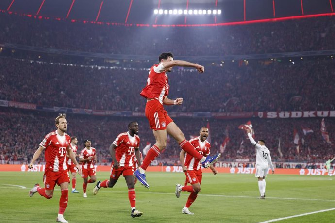 Aleksandar Pavlovic, do Bayern de Munique, comemora um gol durante a partida de volta das quartas de final da Liga dos Campeões da UEFA 2025/26 entre o FC Bayern München e o Real Madrid CF, na Allianz Arena, em 15 de abril de 2026, em Munique, Alemanha.