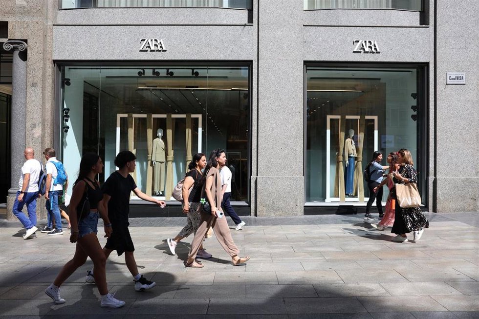 Archivo - Fachada de una tienda de Zara en Madrid (España). 
